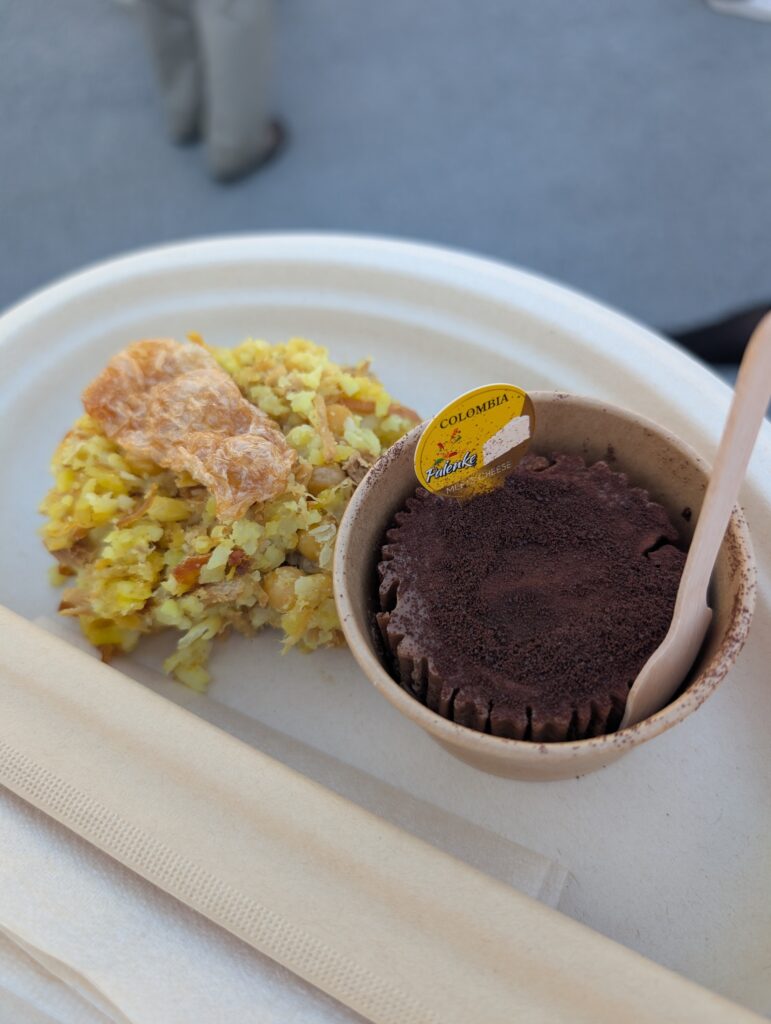 コロンビア館で食べた、レチョナとカカオチーズケーキの画像